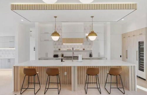 Barton Springs Luxe Heated Pool Spa Sleeps 16 - Photo 35