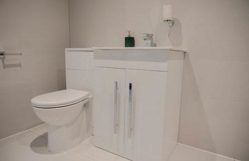 Modern Flat l Molineux 5 Min l Smart TV l WiFi l Free Parking - Foto 16