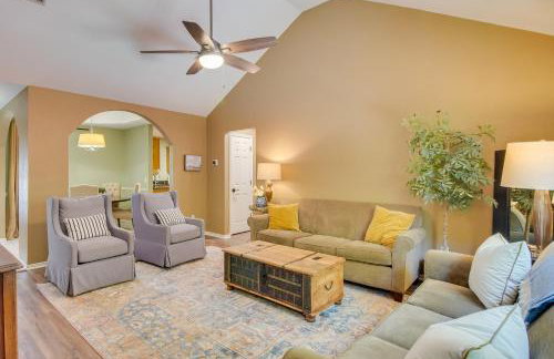 Charming Arkansas Retreat with Deck, Near Downtown! - Foto 1