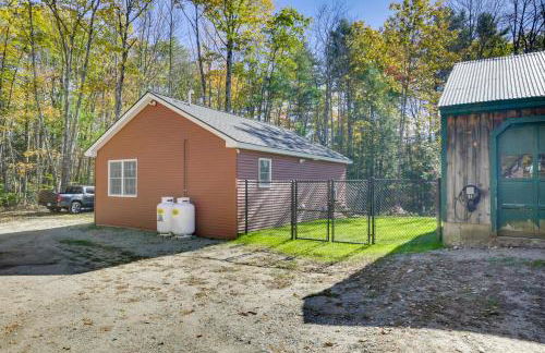 Wooded Retreat with Pet-Friendly Yard in Standish - Foto 23