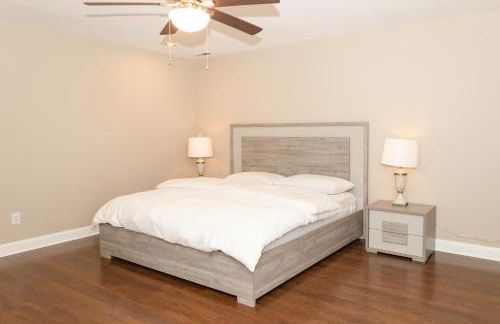 Exquisite home with pool, enclosed yard, fireplace, central AC, & washer/dryer - Foto 19