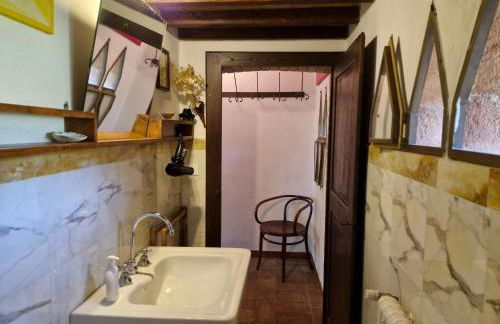 Olivo at Pietraie a cottage with many flowers in the Valley - Foto 14