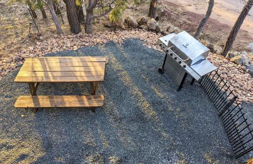 Pinetop Getaway with Sunset Deck & Fire Pit Table - Foto 25
