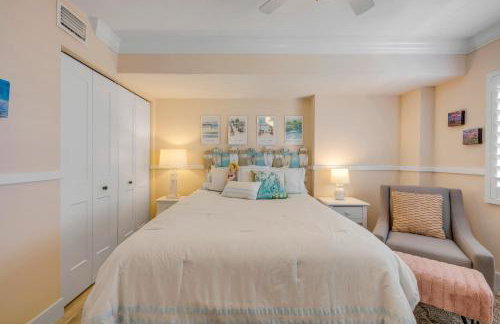 New dog-friendly Listing! Updated direct oceanfront with spacious balcony and heated pool - Foto 34