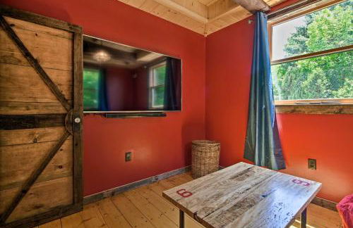 Red Sweetheart Barn Studio with Mtn and River Views! - Foto 12