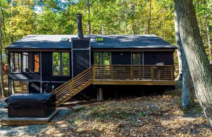 Modern Forest Cabin with Hot Tub, Screened Porch & Resort Access Near Hedgesville, WV - Foto 32