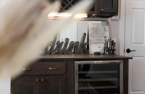 HostWise Stays - The Carnegie - Sauna, 1 Block from Butler St, Family Friendly - Foto 42