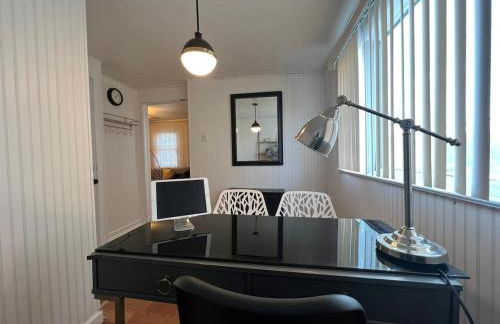 The B&W Haven 5BR Home with yard theater - Foto 48