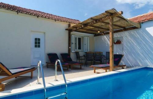 Villa Dalmatian Gem - Two-Bedroom Villa with Terrace and Swimming Pool - Photo 45