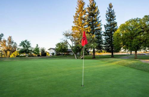 Riverfront Beauty with Pickle Ball Court - Foto 69