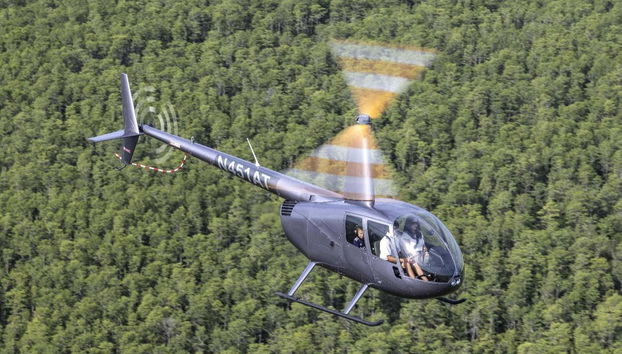 Un helicóptero sobrevolando los bosques de Orlando