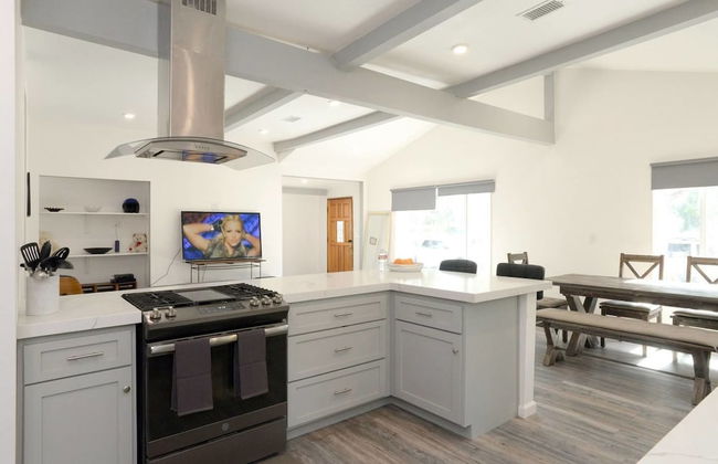 Spacious House on Melrose w Private Backyard Gym - Photo 10