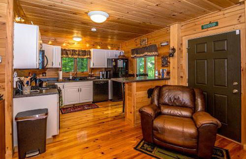 Couples Getaway Log Cabin in the White Mountains - Foto 16