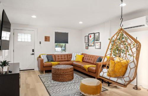 Couples Retreat with Hot Tub, Beach Cruisers, Spa Bath - Foto 7