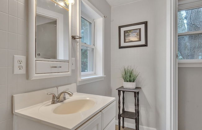 Amazing Lakefront Retreat On Long Lake! 2 Bedroom Home by RedAwning - Foto 23