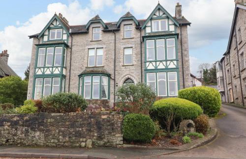 Inglewood Court - Photo 1