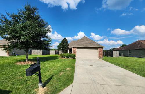 4BR 2BA Family Home On a Lake - Foto 26