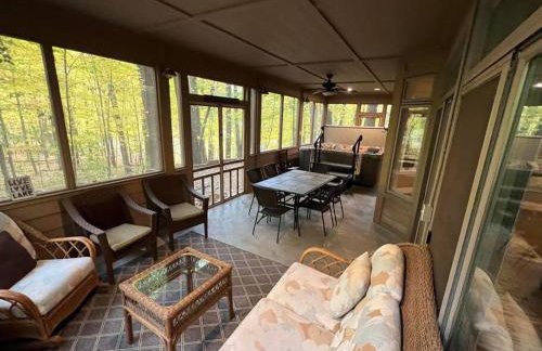Woodshores Retreat - cozy retreat, hot tub, Lk MI - Photo 7