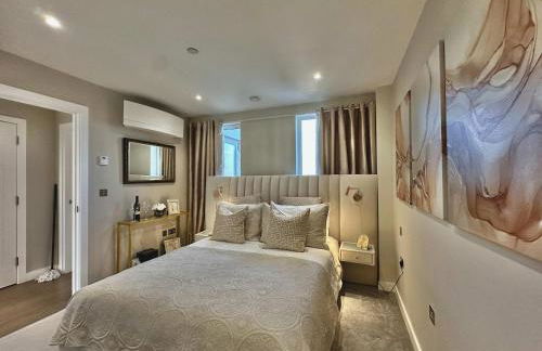 Contemporary Bromley Penthouse with Balcony - Foto 24