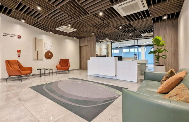 Luxurious 1BR Apartment With Stunning Balcony View - Photo 23