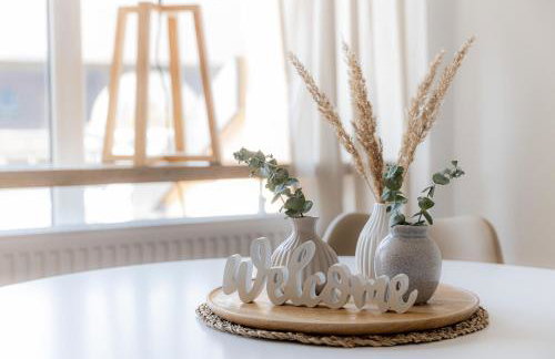 C4S COME4STAY Altötting - 3-Zi Whg I Zentrale Lage I Parkplatz I Balkon I WIFI I SmartTV I 1 Kingsize, 1 Queensize Bett I Office Arbeitsplatz I Wohnbereich mit Couch und Essbereich I voll ausgestattete Küche I Nespresso - Foto 6