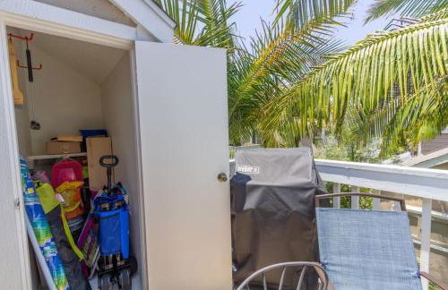 Chic Upstairs Condo Steps from Strands Beach - Foto 26