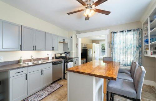 Spacious Broadway Home Downtown Western Modern Charm with parking - Photo 11