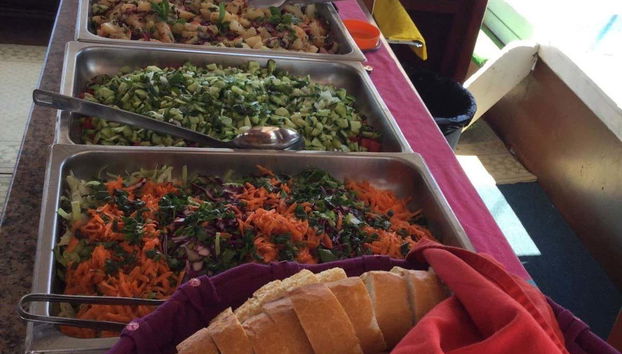 Degustando el buffet a bordo