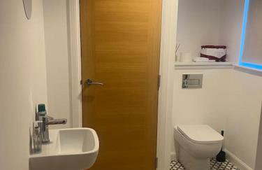 Lovely 2 bedroom home, free parking, 6 mins from airport - Foto 7