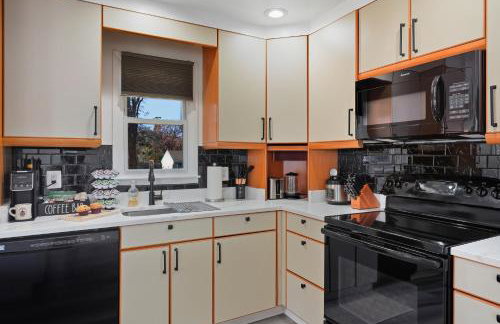 4BR House Mins to Downtown Annapolis with Firepit, Basement Bar, & Sleeps 12 - Foto 9