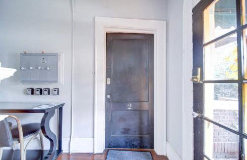 Retro 1BR in Elizabeth with Porch & Eclectic Design - Foto 43