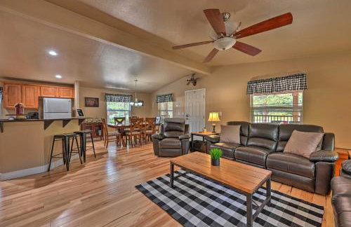 Near Hiking Munds Park Cabin with Deck and Yard - Foto 6