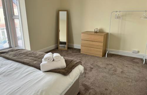 4 bedroom, sleeps 8, 30 seconds from beach, games table - Foto 9