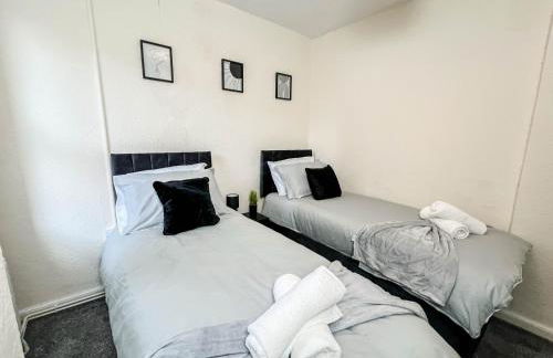 3 Bedroom House - Free Parking-Hospital-Contractors-Families - Long Stay Rates Available - Photo 26