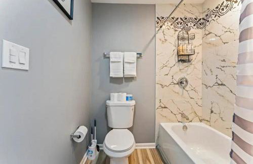 Newly remodeled Near Lake 4BR Hot Tub Navy Family home - Foto 29