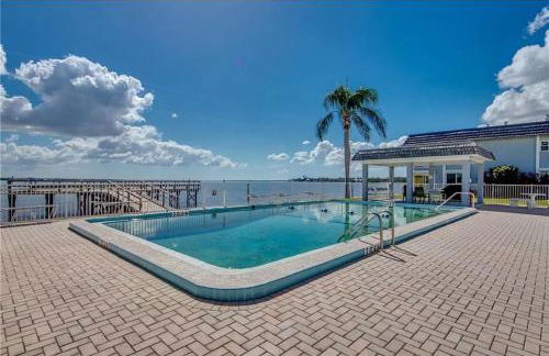 Gorgeous 2 Bedroom Waterfront Condo - Foto 12