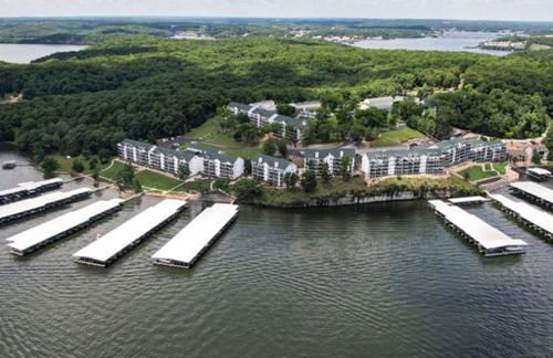 Amazing Lake Views with Pool, Loft, & Balcony - Foto 38