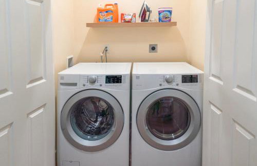 Spacious Disneyland Getaway I Game Room, King Suites & EV Access I Sleeps 14 - Foto 13