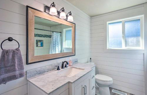 Lakeside Lacey Gem with Sauna and Private Dock - Foto 28