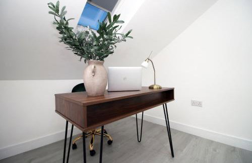 New Cardiff Bloc Exclusive Apartments By Prime Stays - Shops and Parking - Great for Groups and Families - Foto 56