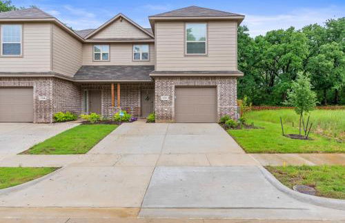 Luxurious 4 Bed Duplex Getaway! - Photo 33