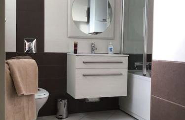 Spacious 3BR/2BT Apartment with A/C in City Center - Photo 17