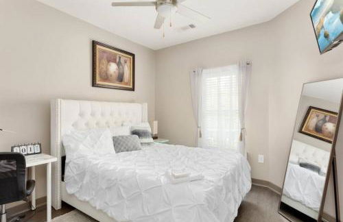 DT Charm Apt with Pool,Gym,Wine,WKSpace, Free Parking - Photo 25