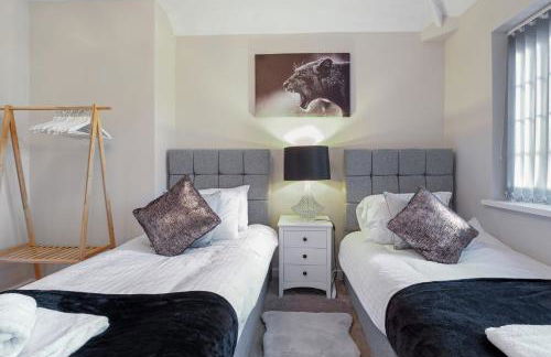 Family-Friendly 4-Bed near Parks & Transport Links - Foto 33