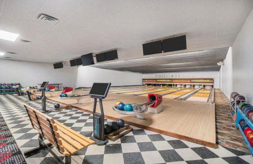 Bowling Alley! Expansive Group Getaway in Lewiston - Foto 2