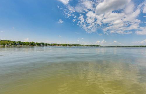 Waterfront Fox Lake Vacation Rental with Fire Pit! - Foto 32