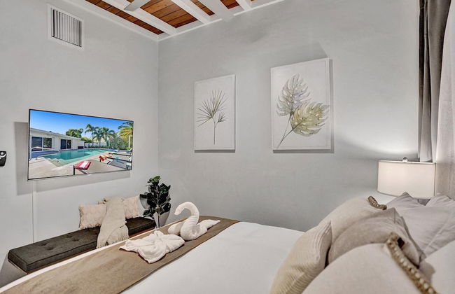 5BR with Heated Pool 5 min to Beach - Photo 10