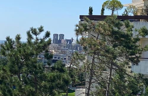 Le Mun,3 étoiles-T2-60m2-balcon-parking-wifi-linge-produits-face à la gerdarmerie-vue cathedrale - Foto 1