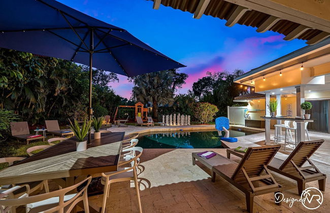 8BR Villa with Heated Pool Near Beach - Foto 64