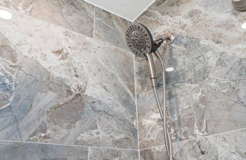 Upscale King Bed Suite with Full Workspace and Free Parking - Foto 19